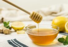 Як за хвилину відрізнити натуральний мед від підробки вдома: простий спосіб