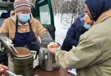 Гарячі обіди й підтримка: кому, де і як безкоштовно допомагають у Києві взимку