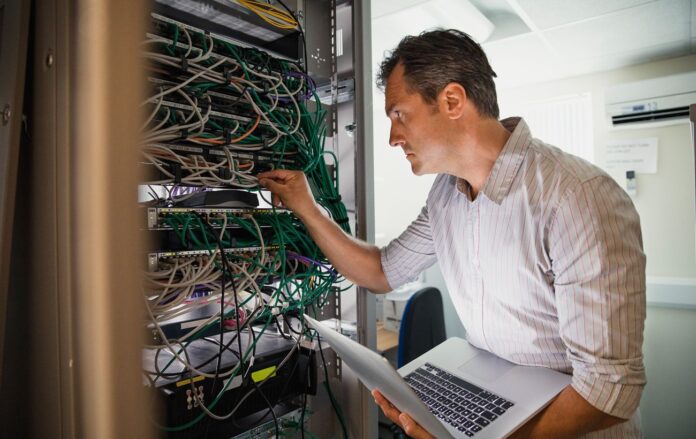 it_zbiy_ataka_virusi_internet_server_nalashtuvannya_spetsialist_fahivets_noutbuk_gettyimages_878339600_aeef1d6a536add9d3b094e4c12d33802_1300x820