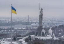 У Києві приспустили найбільший прапор України: що сталось