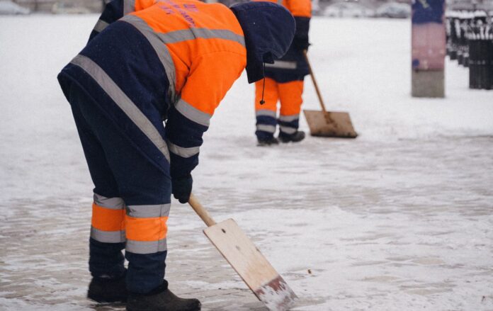 _kiyiv_snig_zima_komunalniki_chistyat_snig__rozchishchati_foto____igor_kuznetsov_rbk_ukrayina__ee2c302e2cc4bfefed3479ee631871d4_1300x820
