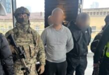 Вимагали 35 тисяч доларів та змушували продати авто: у Дніпрі поліція та СБУ затримали двох зловмисників