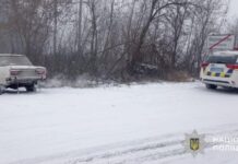 Поліцейські Кам’янського допомогли водіям, які опинилися в зимовій пастці