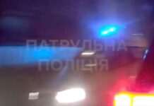 У Запоріжжі патрульні вночі надали допомогу чоловіку пораненому внаслідок ворожого обстрілу