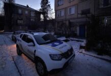 У Кривому Розі у підʼїзді знайшли померлу від передозування жінку, на тілі якої спав чоловік