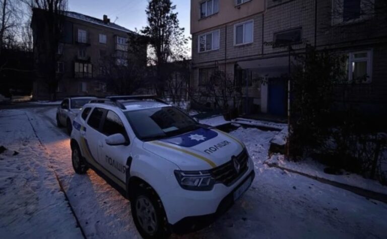 У Кривому Розі у підʼїзді знайшли померлу від передозування жінку, на тілі якої спав чоловік