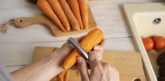 Ви робили це все життя: чому не можна чистити овочі для бульйону
