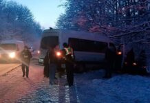 На Харківщині Kia виїхала на зустрічну смугу та влетіла в автобус: постраждали 18 людей