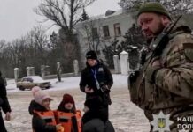 КАБи б’ють по хатах, вся вулиця розбита: розповідають люди поліцейським «Білим янголам» під час евакуації