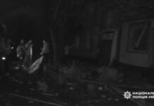 Криворізькі поліцейські врятували літню жінку з пошкодженого будинку після ворожого обстрілу