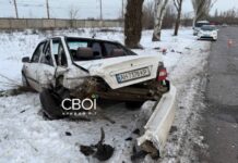 У Кривому Розі водій позашляховика влетів у припарковану автівку