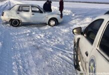 Водій застряг із жінкою посеред засніженого поля: поліцейські офіцери громади Дніпропетровщини допомогли людям під час сильних морозів