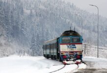 “Укрзалізниця” змінила графіки руху через негоду: які потяги затримуються найбільше