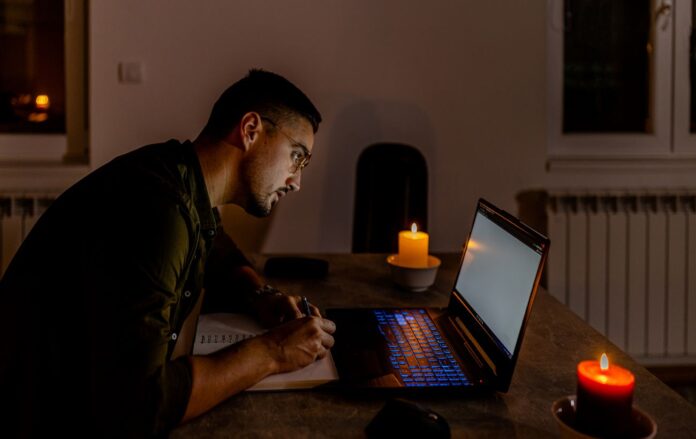 _svitla_elektroenergiyi_cholovik_pratsyue_noutbuk__temryava__svichki_gettyimages_1455225373__2__5c1d609d468e3326682b418b9d8d9966_1300x820