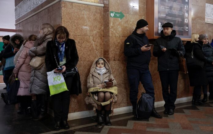 _trivoga_spovishchennya_telefon_ukrittya_shovishche_metro_kiyiv_lyudi_gettyimages_1446920243_aeb4bc2a59aa294545edbe6e88046186_1300x820