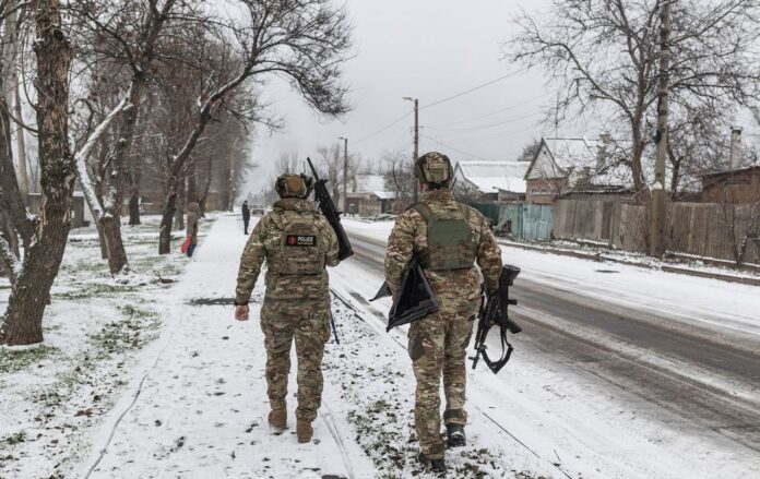 _viyskovi_avtomati_kalashnikova_snig_donetska_oblast_zima_2025gettyimages_2251657051_675607e8f58cf8d6bc80942f974f40d6_1300x820