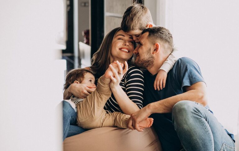 Від вагітності до школи: як зросли “дитячі” виплати в Україні у 2026 році й де їх оформити