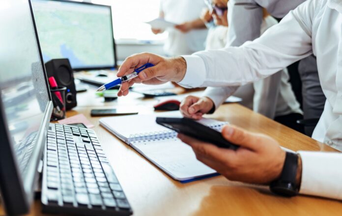 _yuter_telefon_ofis_obgovorennya_biznes_podatki_gettyimages_1408008233_74577739efa76b8ea43e64373cffda07_1300x820