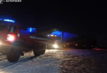 Надзвичайники Запоріжжя допомогли водію вантажівки, який застряг на трасі через негоду