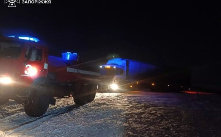 Надзвичайники Запоріжжя допомогли водію вантажівки, який застряг на трасі через негоду