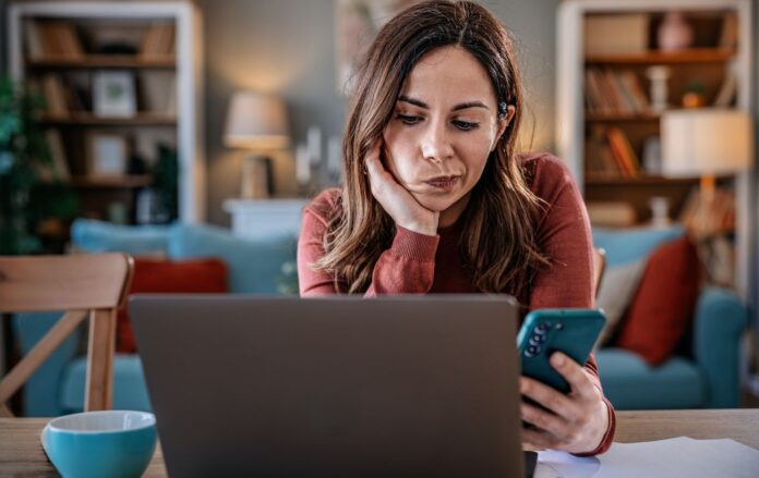 _zhinka_zamislilas_z_telefonom_robota_dumae_gettyimages_2200432019_4cdf12f7cedf424523cdbc37b101e1f2_1300x820