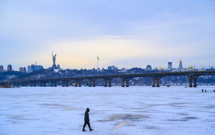 _zima_dnipro_kriga_cholovik_ide_bereg_batkivshchina_mati_prapor__gettyimages_2254735441_3d04bc9815dc5ce290f878436bfbab77_1300x820