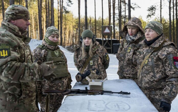 _zima_snig_zhinki_i_cholovik_forma_navchannya_taktika_avtomat_na_stoli_gettyimages_2199666951_bb5af0cc999ad02a8944ab4746a494f4_1300x820