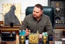 Розслідувачі знайшли Єрмака в Києві. Він не став відповідати на запитання