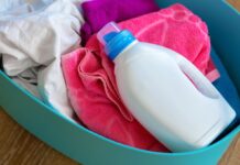 Названо звичку під час прання, яка пошкоджує одяг та машинку