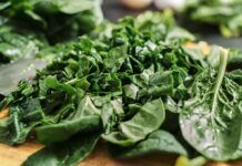 Ви часто її їсте: ця популярна зелень залишає дивний наліт на зубах