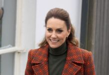 Модний вихід Кейт Міддлтон: пальто у стилі 60-х, водолазка і широкі штани