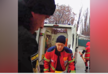 Лежала на тротуарі зі зламаною ногою: у Нікополі поліцейські допомогли жінці