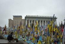 “Місць для прапорців більше немає”: кияни вимагають звести Стіну Пам’яті на Майдані