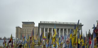 “Місць для прапорців більше немає”: кияни вимагають звести Стіну Пам’яті на Майдані