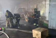 Під час ліквідації пожежі в складському приміщенні надзвичайники Кривого Рогу врятували двох чоловіків