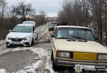 На Криворіжжі поліцейський допоміг водіям на проблемній ділянці дороги
