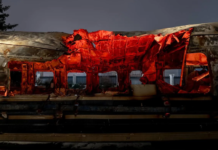 Митець із Дніпра перетворив вагон, знищений ворожим БпЛА, на артінсталяцію