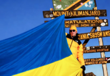 Розгорнув український прапор на найвищій точці Африки: дніпрянин встановив рекорд