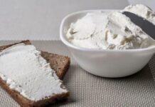 Заморозьте кефір на ніч: ніжний вершковий сир за копійки