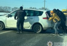 Патрульні Кривого Рогу продовжують допомагати людям у негоду