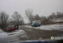 Поліцейські офіцери громади Дніпра допомогли водієві, який потрапив у пастку через ожеледицю