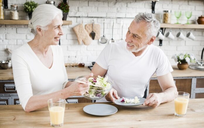 elder_couple_cooking_kitchen_b214365b269d6c1f23683b6a9475871d_1300x820