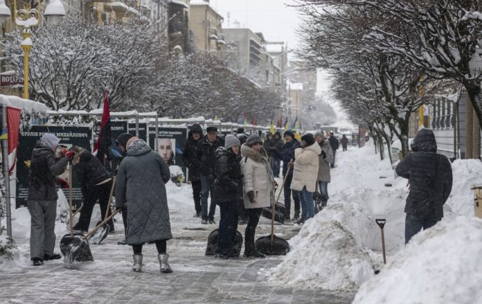 _frankivsk_snig_zima_gettyimages_2255239848_56daa9d1e8fc46ee4c67665dd49253f8_1300x820