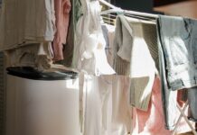 Вологість атакує шафи: перевірені лайфхаки, щоб врятувати одяг