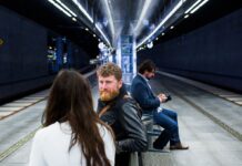 Забудьте про Tinder: 5 лайфхаків для знайомства в реальному житті, які працюють безвідмовно