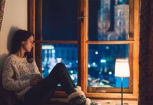 Вікно вночі стає чорним дзеркалом: чому предки боялися у нього дивитися