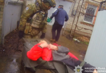 Встигнули вчасно: поліцейські «Білі Янголи» вивезли 90-річну жінку з розбитої берегової лінії Нікополя