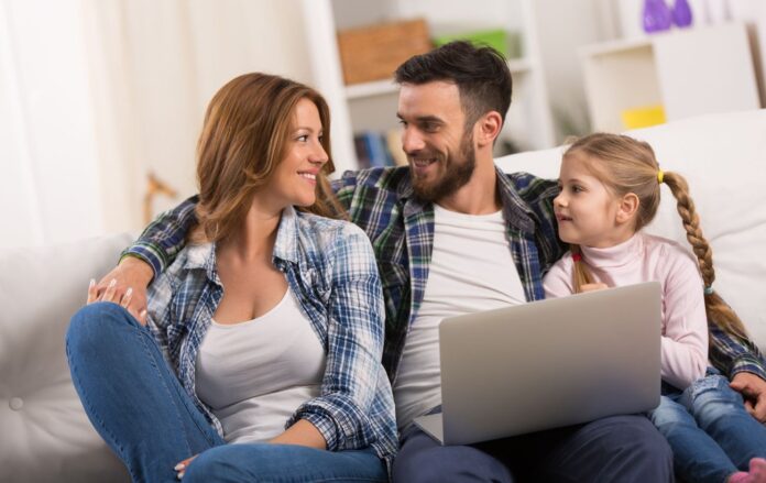 _mama_tato_divchinka_na_divani_noutbuk_na_kolinah_rodina_vilniy_chas_gettyimages_526731010_18ff25ed675a4347fafdc93bdb9b3c58_1300x820