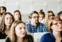 На 40% менше відрахувань. Як дозвіл на виїзд за кордон 18-22-річних вплинув на освіту