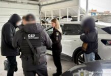 10 тисяч доларів США за непридатність до служби: у Дніпрі судитимуть лікарку та її сина